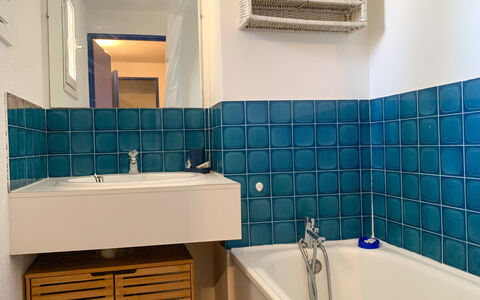 Cap D'Agde 897: Robinet, Luminaire Plomberie, Baignoire, Propriété, Salle De Bains, Évier, Bleu Azur, Miroir, Design Intérieur