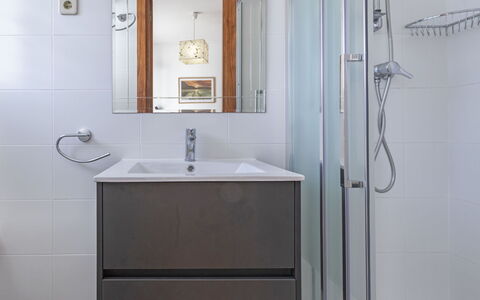 Desiree: Salle De Bains, Pièce, Propriété, Armoire De Toilette, Accessoire Salle De Bain, Tuile, Robinet, Design Intérieur, Évier, Meubles
