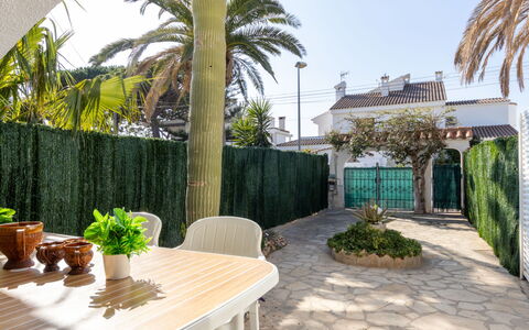 Desiree: Plante, Table, Propriété, Meubles, Bâtiment, Ciel, Vaisselle, Vert, Chaise, Arbre