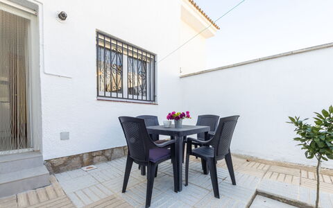 Desiree: Propriété, Table, Meubles, Bâtiment, Plante, Fenêtre, Fleur, Chaise, Pot De Fleur, Design Intérieur