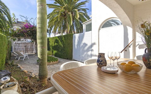 Desiree: Table, Plante, Meubles, Propriété, Ciel, Chaise, Bleu Azur, Mobilier De Jardin, Éclairage, Bâtiment