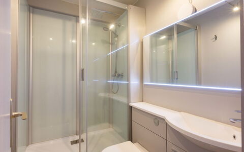Les Mathes 250: Luminaire Plomberie, Propriété, Bâtiment, Tete De Douche, Miroir, Salle De Bains, Porte De Douche, Douche, Panneau De Douche