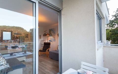 Les Mathes 250: Propriété, Table, Bâtiment, Bois, Ombre, Sol, Confort, Salon, Chaise, Porte
