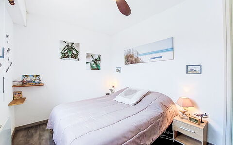 Les Mathes 250: Meubles, Lit, Design Intérieur, Chambre, Mur, Sol, Sol, Bois, Drap De Lit, Pièce