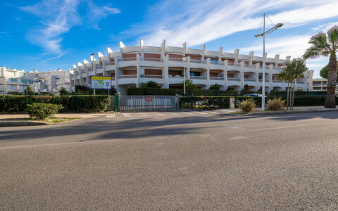 Port Camargue 130: Nuage, Ciel, Plante, Propriété, Bâtiment, Éclairage Public, Arbre, Design Urbain, Zone Résidentielle, Immobilier