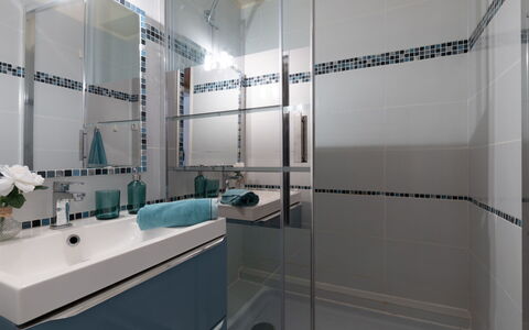 Port Camargue 130: Miroir, Robinet, Évier, Luminaire Plomberie, Bâtiment, Salle De Bains, Sol, Mur, Sol