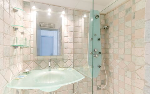 Le Méridien: Salle De Bains, Propriété, Tuile, Pièce, Design Intérieur, Mur, Luminaire Plomberie, Immobilier, Architecture, Robinet