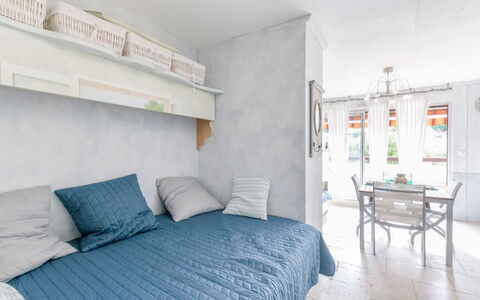 Le Méridien: Chambre, Meubles, Propriété, Pièce, Lit, Design Intérieur, Bâtiment, Drap De Lit, Mur, Sol