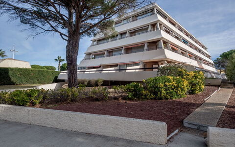 Le Méridien: Plante, Ciel, Bâtiment, Arbre, Design Urbain, Ombre, Zone Résidentielle, Nuage, Ville, Façade