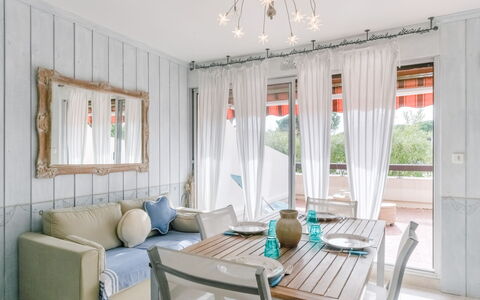 Le Méridien: Pièce, Propriété, Design Intérieur, Meubles, Bâtiment, Salon, Maison, Plafond, Rideau, Immobilier