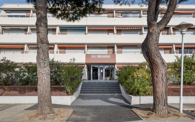Port Camargue 208: Plante, Bâtiment, Jour, Propriété, Fenêtre, Arbre, Escaliers, Ciel, Design Urbain, Quartier