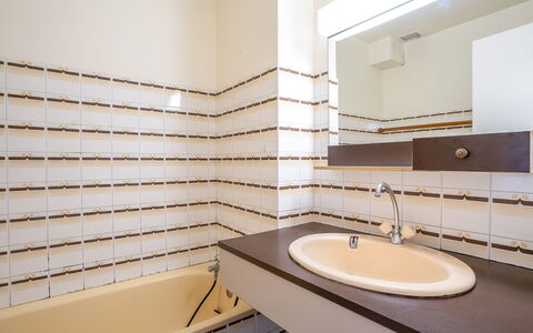 Les Marinas de la Plage Ii: Salle De Bains, Propriété, Pièce, Design Intérieur, Tuile, Architecture, Robinet, Bâtiment, Mur, Maison