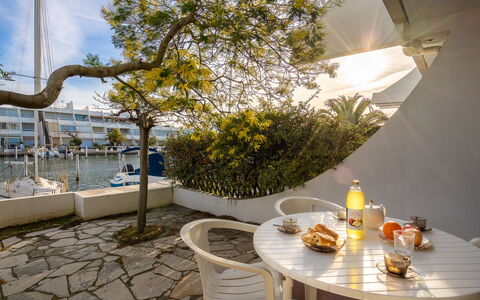 Les Marinas de la Plage Ii: Propriété, Jaune, Design Intérieur, Pièce, Bâtiment, Immobilier, Arbre, Table, Meubles, Restaurant