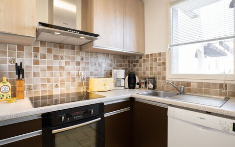 Hélios: Comptoir, Propriété, Pièce, Cabinetry, Cuisine, Tuile, Meubles, Design Intérieur, Jaune, Bâtiment