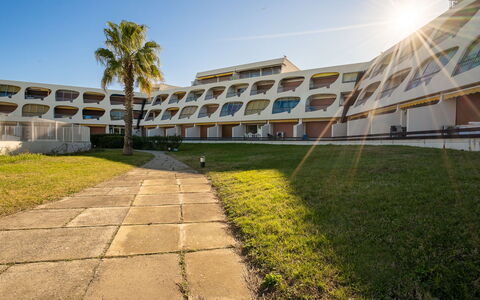 Escale Plage: Ciel, Plante, Bâtiment, Fenêtre, Arbre, Design Urbain, Arecales, Herbe, Espace Public, Condominium
