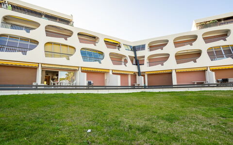 Escale Plage: Ciel, Propriété, Bâtiment, Lot Terre, Design Urbain, Ombre, Herbe, Loisir, Condominium, Plante