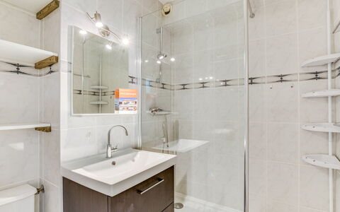 Escale Plage: Salle De Bains, Pièce, Propriété, Tuile, Design Intérieur, Immobilier, Robinet, Bâtiment, Architecture, Meubles