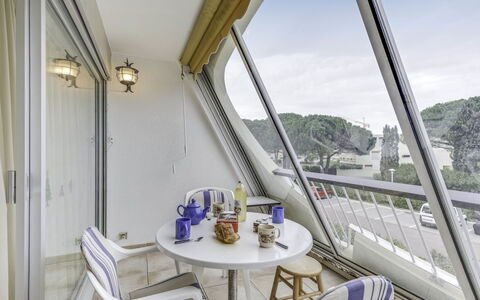 Escale Plage: Propriété, Pièce, Bâtiment, Maison, Design Intérieur, Balcon, Immobilier, Architecture, Meubles, Appartement