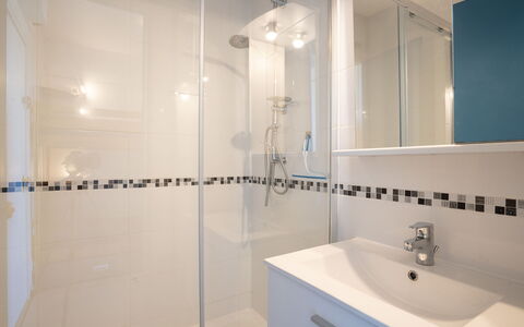 Résidence du Golfe: Salle De Bains, Propriété, Pièce, Tuile, Design Intérieur, Robinet, Plafond, Sol, Bâtiment, Immobilier
