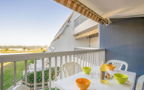 Résidence du Golfe: Propriété, Jaune, Pièce, Maison, Immobilier, Bâtiment, Balcon, Design Intérieur, Meubles, Architecture
