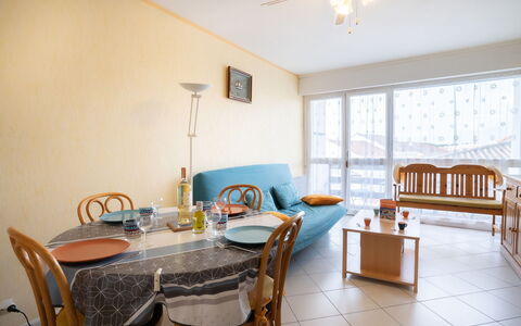 Hippocampe: Pièce, Propriété, Meubles, Design Intérieur, Bâtiment, Immobilier, Table, Maison, Sol, Jaune