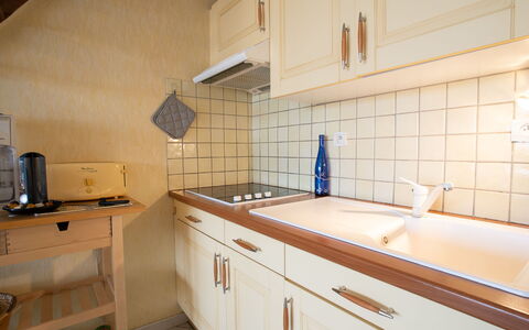 Hippocampe: Propriété, Pièce, Cuisine, Comptoir, Cabinetry, Meubles, Tuile, Bâtiment, Évier, Design Intérieur