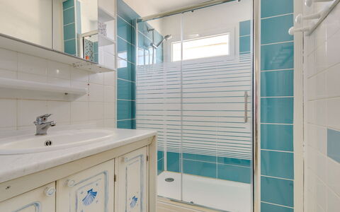 Le Mercure: Salle De Bains, Pièce, Propriété, Bleu, Turquoise, Vert, Tuile, Architecture, Design Intérieur, Aqua