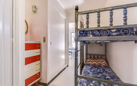 Le Mercure: Pièce, Propriété, Lit, Bleu, Meubles, Sol, Bâtiment, Chambre, Mur, Design Intérieur