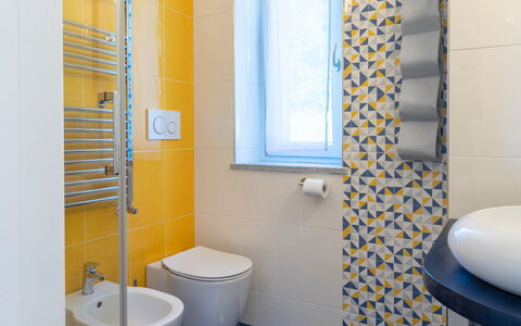 Di Sara: Salle De Bains, Jaune, Bleu, Pièce, Propriété, Rideau De Douche, Tuile, Toilette, Design Intérieur, Accessoire Salle De Bain