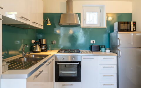Di Sara: Comptoir, Cabinetry, Cuisine, Pièce, Meubles, Propriété, Turquoise, Vert, Design Intérieur, Cuisinière
