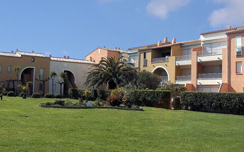 Cap D'Agde 630: Ciel, Plante, Nuage, Bâtiment, Fenêtre, Herbe, Design Urbain, Arbre, Paysage, Façade