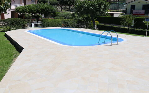 Panoramico: Piscine, Propriété, Sol, Tuile, Immobilier, Herbe, Loisir, Maison, Bâtiment, Domicile