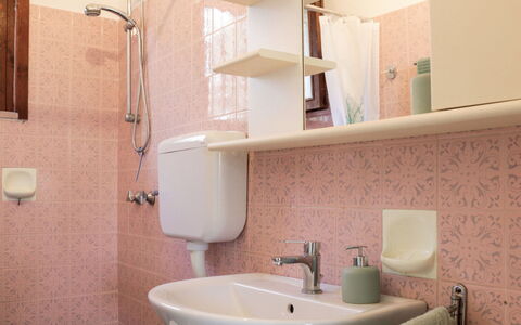 Panoramico: Salle De Bains, Propriété, Pièce, Mur, Robinet, Design Intérieur, Lavabo, Tuile, Luminaire Plomberie, Évier