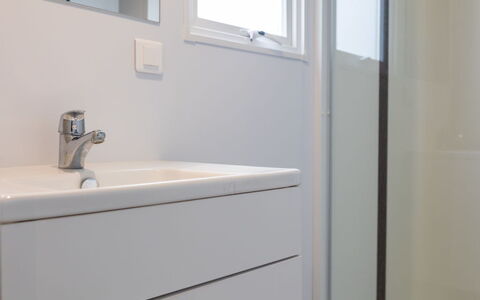 Natuurlijk de Veenhoop: Propriété, Évier, Fenêtre, Salle De Bains, Miroir, Design Intérieur, Architecture, Bois, Bâtiment