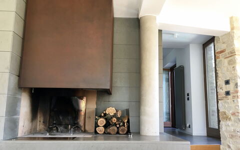 Casale De Conti: Foyer, Cheminée, Propriété, Pièce, Mur, Tuile, Design Intérieur, Maison, Architecture, Sol