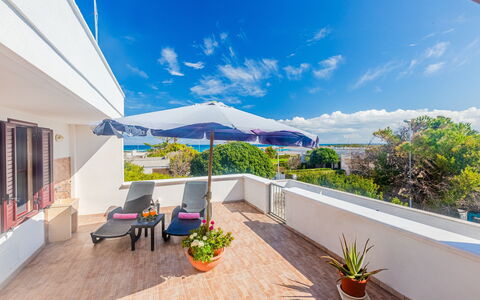 Villa Pantanagianni Beach: Plante, Nuage, Ciel, Meubles, Bâtiment, Bleu Azur, Pot De Fleur, Ombre, Mobilier De Jardin, Chaise