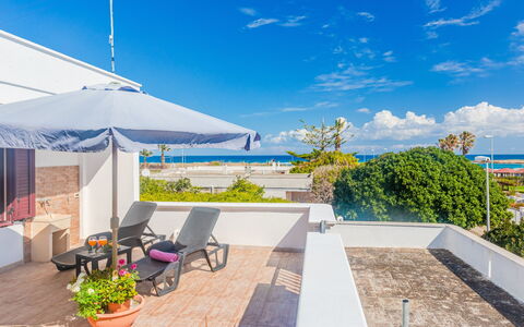 Villa Pantanagianni Beach: Ciel, Nuage, Plante, Pot De Fleur, Mobilier De Jardin, L'Eau, Ombre, Chaise, Station Balnéaire, Piscine