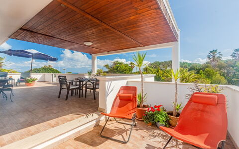 Villa Pantanagianni Beach: Ciel, Plante, Meubles, Propriété, Chaise, Table, Ombre, Mobilier De Jardin, Design Intérieur, Arbre