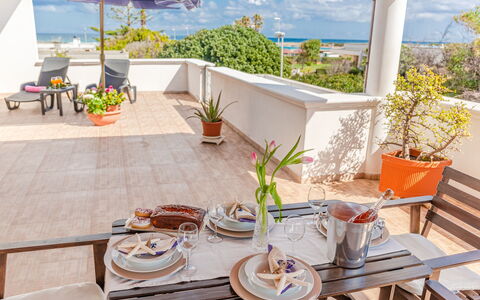 Villa Pantanagianni Beach: Table, Meubles, Plante, Propriété, Vaisselle, Bâtiment, Pot De Fleur, Ciel, Bleu Azur, Chaise