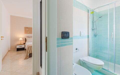 Villa Pantanagianni Beach: Propriété, Luminaire Plomberie, Salle De Bains, Design Intérieur, Sol, Toilette, Siège De Toilette, Tete De Douche, Bâtiment, Sol