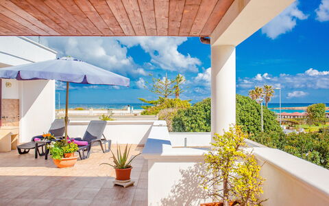 Villa Pantanagianni Beach: Nuage, Ciel, Plante, Propriété, Meubles, Bâtiment, Pot De Fleur, Bleu Azur, Station Balnéaire, Ombre