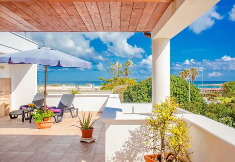 Villa Pantanagianni Beach: Nuage, Ciel, Plante, Propriété, Meubles, Bâtiment, Pot De Fleur, Bleu Azur, Station Balnéaire, Ombre