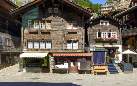 Galaxy Lodge: Bâtiment, Maison, Propriété, Ville, Architecture, Quartier, Domicile, Tourisme, Bois, Toit