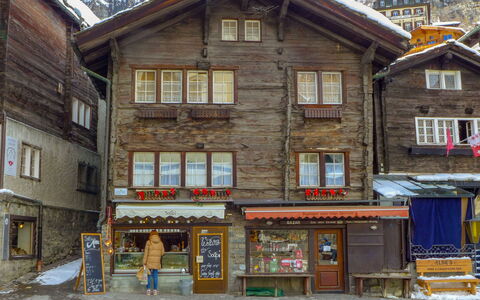 Galaxy Lodge: Bâtiment, Maison, Propriété, Ville, Architecture, Façade, Quartier, Domicile, Fenêtre, Bois