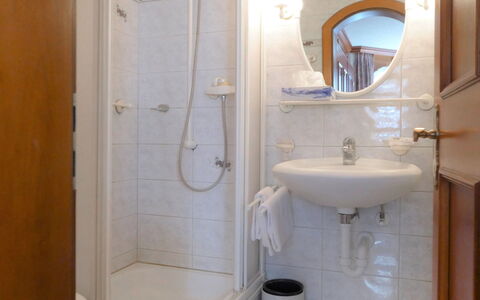 Haus Chatillon: Salle De Bains, Propriété, Pièce, Luminaire Plomberie, Accessoire Salle De Bain, Toilette, Mur, Architecture, Tuile, Maison