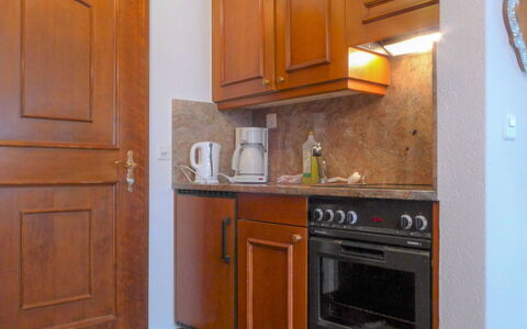 Haus Chatillon: Cabinetry, Pièce, Cuisine, Meubles, Propriété, Comptoir, Principaux Appliance, Tache De Bois, Réfrigérateur, Placard