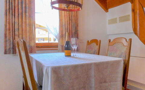 Zermatt 79: Pièce, Propriété, Meubles, Salle À Manger, Table, Nappe De Table, Maison, Design Intérieur, Immobilier, Rideau