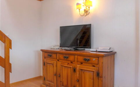 Zermatt 79: Meubles, Propriété, Pièce, Design Intérieur, Cabinetry, Commode, Maison, Bâtiment, Tache De Bois, Buffet