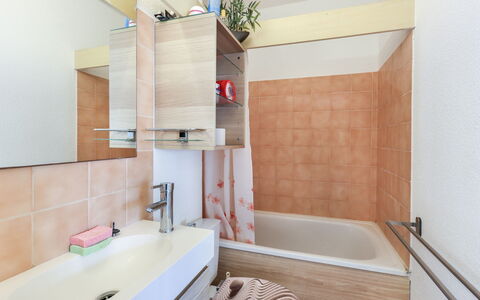 Le Lagon Bleu: Robinet, Luminaire Plomberie, Baignoire, Propriété, Évier, Salle De Bains, Design Intérieur, Architecture, Sol