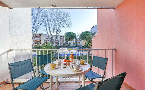 Le Lagon Bleu: Table, Meubles, Propriété, Chaise, Ciel, Plante, Bâtiment, Bleu Azur, Bois, Design Intérieur